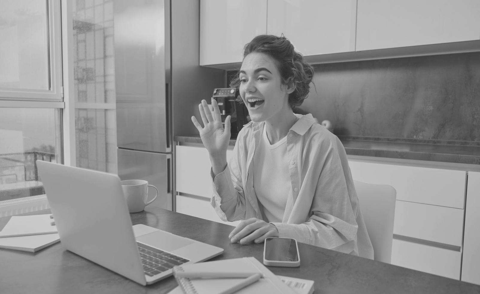 Profesional trabajando con herramientas de análisis presupuestario en múltiples pantallas